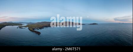 Vista panoramica sui droni della penisola di Iveragh con l'isola di Valentia e Portmagee al tramonto Foto Stock