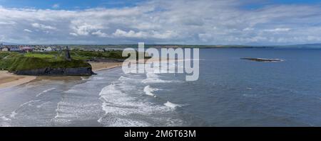 Vista panoramica delle rovine del castello di Ballybunion sulla scogliera e sulla spiaggia di Ballybunion nell'Irlanda occidentale Foto Stock