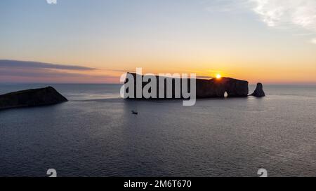Veduta aerea di una bella alba sulla roccia di Perce, penisola di Gaspe, Quebec, Canada. Vista drone. Foto Stock