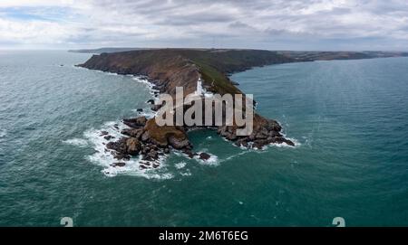 Vista panoramica del faro del punto di partenza e del promontorio nel Devon meridionale sul canale della Manica Foto Stock