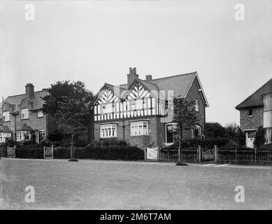 Luglio 1907 Fotografia di una delle Arti e Mestieri case inluenced costruito da George Cadbury nel suo nuovo villaggio modello di Bournville, nel sud-ovest di Birmingham. Il villaggio è stato costruito per la maggior parte alla fine del 19th ° secolo e l'inizio del 20th ° secolo con cottage e case progettate per 'alleviare i mali di condizioni di vita moderne e più angusti'. Copia di archivio digitalizzate di un vetro di un quarto originale negativo. Foto Stock