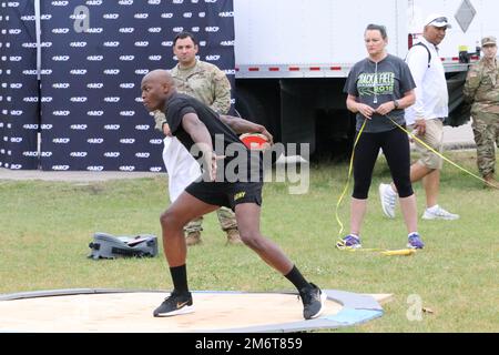 STATI UNITI Jeffrey 1st Jones, Fort Stewart Soldier Recovery Unit, è in piena partecipazione al disco permanente, uno degli eventi sul campo durante gli Stati Uniti Processi dell'esercito a Fort Bragg, North Carolina, maggio 5. Quasi 40 soldati feriti, malati e feriti si trovano a Fort Bragg dal 4 al 9 maggio per competere in una serie di eventi sportivi tra cui tiro con l'arco, ciclismo, tiro a segno, pallavolo seduta, nuoto, powerlifting, pista, campo, canottaggio e pallacanestro su sedia a rotelle. L'esercito tiene prove di qualificazione per soldati e veterani attivi per valutare e selezionare gli atleti per la competizione nel Guerriero DoD Gam Foto Stock