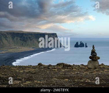 Pittoresca vista autunnale serale della spiaggia di sabbia vulcanica nera dell'oceano di Reynisfjara da Capo di Dyrholaey, Vik, Islanda del Sud. Foto Stock