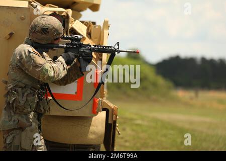 Patrick Sullivan, un membro dell'equipaggio del veicolo da combattimento M2A3 Bradley assegnato a 3rd battaglione, 67th reggimento dell'armatura, 2nd squadra di combattimento della Brigata Armorata, 3rd divisione di fanteria, spara la carabina M4A1 durante la fase di tiro sotto stress della Sullivan Cup a Fort Benning, Georgia, 5 maggio 2022. La competizione sottolinea l'importanza di padroneggiare i fondamenti che dobbiamo preservare come una forza di combattimento per mantenere un margine letale sui nostri potenziali avversari, utilizzando sia carri armati che, per la prima volta, Bradleys. Foto Stock