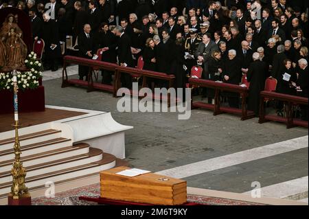 Roma, Catanzaro, Italia. 5th Jan, 2023. La regina Sofia di Spagna (L) ha visto dare il segno ''pace'' al re Filippo di Belgio (C-L). Il funerale del Papa Emerito Benedetto XVI, noto anche come Papa Ratzinger, si tenne a San Piazza Pietro a Roma, celebrata dall'attuale Papa Francesco. Benedetto XVI si ritirò dalla sua carica di ex Papa, nel 2013, stabilendo una pratica innovativa nella storia della Chiesa cattolica. (Credit Image: © Valeria Ferraro/ZUMA Press Wire) Foto Stock