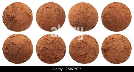 Tartufi al cioccolato con polvere di cacao isolati su fondo bianco Foto Stock
