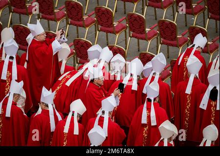 Roma, Catanzaro, Italia. 5th Jan, 2023. Cardinali visto mentre si scattano foto. Il funerale del Papa Emerito Benedetto XVI, noto anche come Papa Ratzinger, si tenne a San Piazza Pietro a Roma, celebrata dall'attuale Papa Francesco. Benedetto XVI si ritirò dalla sua carica di ex Papa, nel 2013, stabilendo una pratica innovativa nella storia della Chiesa cattolica. (Credit Image: © Valeria Ferraro/ZUMA Press Wire) Foto Stock