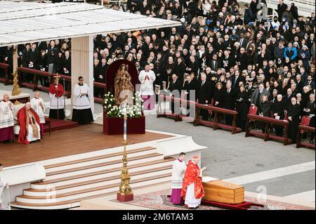 Roma, Catanzaro, Italia. 5th Jan, 2023. Il funerale del Papa Emerito Benedetto XVI, noto anche come Papa Ratzinger, si tenne a San Piazza Pietro a Roma, celebrata dall'attuale Papa Francesco. Benedetto XVI si ritirò dalla sua carica di ex Papa, nel 2013, stabilendo una pratica innovativa nella storia della Chiesa cattolica. (Credit Image: © Valeria Ferraro/ZUMA Press Wire) Foto Stock