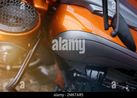 Primo piano di un serbatoio carburante per motociclette e di un altoparlante. Foto Stock