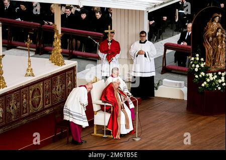 Roma, Catanzaro, Italia. 5th Jan, 2023. Papa Francesco (C) ha visto leggere la preghiera. Il funerale del Papa Emerito Benedetto XVI, noto anche come Papa Ratzinger, si tenne a San Piazza Pietro a Roma, celebrata dall'attuale Papa Francesco. Benedetto XVI si ritirò dalla sua carica di ex Papa, nel 2013, stabilendo una pratica innovativa nella storia della Chiesa cattolica. (Credit Image: © Valeria Ferraro/ZUMA Press Wire) Foto Stock