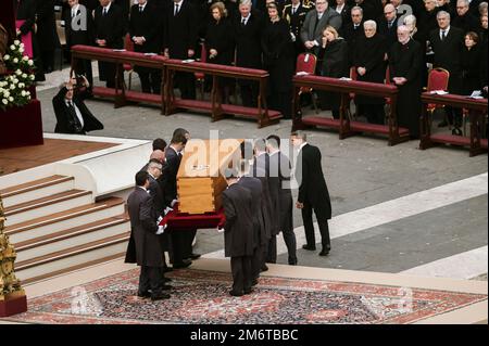 Roma, Catanzaro, Italia. 5th Jan, 2023. I militari hanno visto togliere la bara. Il funerale del Papa Emerito Benedetto XVI, noto anche come Papa Ratzinger, si tenne a San Piazza Pietro a Roma, celebrata dall'attuale Papa Francesco. Benedetto XVI si ritirò dalla sua carica di ex Papa, nel 2013, stabilendo una pratica innovativa nella storia della Chiesa cattolica. (Credit Image: © Valeria Ferraro/ZUMA Press Wire) Foto Stock