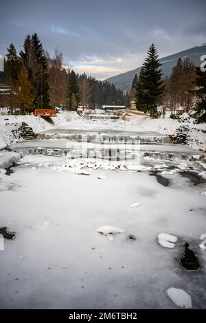 Fiume di Elba congelato a Spindleruv Mlyn in inverno. Città montana vicino a Hradec Kralove, repubblica Ceca Foto Stock