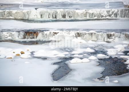 Fiume di Elba congelato a Spindleruv Mlyn in inverno. Città montana vicino a Hradec Kralove, repubblica Ceca Foto Stock