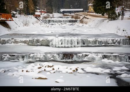 Fiume di Elba congelato a Spindleruv Mlyn in inverno. Città montana vicino a Hradec Kralove, repubblica Ceca Foto Stock