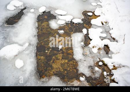 Fiume di Elba congelato a Spindleruv Mlyn in inverno. Città montana vicino a Hradec Kralove, repubblica Ceca Foto Stock