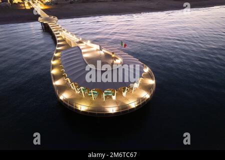 Veduta aerea notturna del molo di Lido di Camaiore Toscana Italia Foto Stock