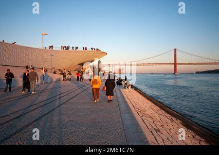 Museo d'Arte, architettura e tecnologia MAAT sulla riva del fiume Tago (sullo sfondo il ponte del 25 aprile), quartiere di Belem, Lisbona, Portogallo Foto Stock