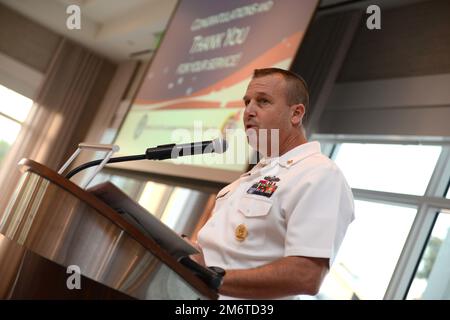 FORT LAUDERDALE, Florida (5 maggio 2022) - il comandante del comando sud-orientale della regione della Marina Jon Lonsdale è l'oratore ospite mentre i membri del servizio degli Stati Uniti sono riconosciuti come membri del servizio marittimo della lega della Marina Fort Lauderdale's hanno arruolato la persona dell'anno ad un ricevimento di premi durante i festeggiamenti di Port Everglades della settimana della flotta, 5 maggio 2022. Fleet Weeks è stato progettato per mostrare agli americani l'investimento che hanno fatto nella loro Marina e aumentare la consapevolezza del ruolo e dello scopo della Marina nella nostra difesa nazionale. Foto Stock