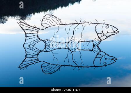 Loch Ard Sculpture Trail - Pike Sculpture di Rob Mulholland sul Lochan Spling, The Trossachs, Scozia, Regno Unito Foto Stock