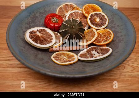 Frutta secca festiva in una ciotola Foto Stock