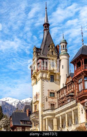 Peles castello torre e montagne, Sinaia, Romania Foto Stock