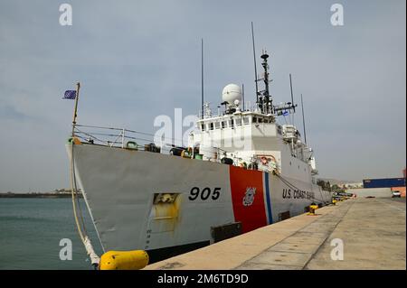 USCGC Spencer (WMEC 905) ormeggiato a Praia, Cabo Verde 2 gennaio 2023. Spencer è in fase di distribuzione pianificata negli Stati Uniti Naval Forces Africa area di responsabilità, impiegati dagli Stati Uniti Sesta flotta, per svolgere insieme ai partner AFRICOM attività congiunte di formazione, esercitazioni e sicurezza marittima a sostegno degli interessi degli Stati Uniti all'estero, partnership regionali e per rafforzare la governance marittima internazionale. (STATI UNITI Foto della Guardia Costiera di Petty Officer 3rd Classe Mikaela McGee) Foto Stock