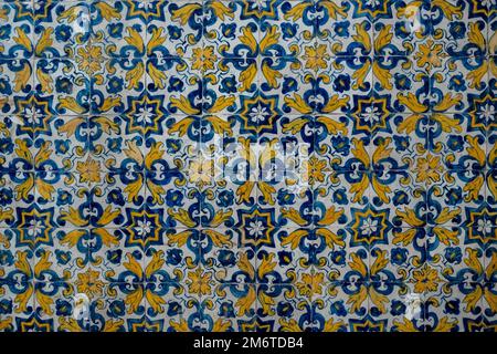 Un set di belle piastrelle portoghesi con motivi decorati giallo e blu Foto Stock