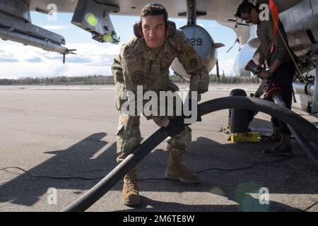 STATI UNITI Air Force Airman Santiago Pompa Rivera, 354th Logistic Readiness Squadron alimenta l'apprendista di distribuzione, tira un tubo di carburante durante un F-16 Fighting Falcon rifornimento a sostegno della BANDIERA ROSSA-Alaska 22-1 alla base dell'aeronautica di Eielson, Alaska, 4 maggio 2022. RF-A 22-1 è un esercizio di addestramento sul campo diretto dalle forze aeree del Pacifico per le forze statunitensi e internazionali che hanno volato in condizioni di combattimento aereo simulate principalmente dalla base dell'aeronautica di Eielson e dalla base articolare Elmendorf-Richardson, Alaska. Foto Stock