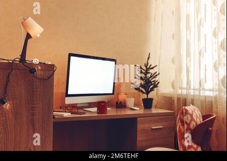 Computer sul tavolo in camera. Celebrazione di Natale online a causa di preperazione vacanza Foto Stock