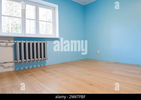 Nuova camera interna con pavimenti e finestre in legno Foto Stock