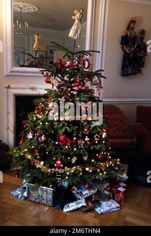 Regali di Natale sotto l'albero di Natale tradizionale Evergreen Surrey Inghilterra Foto Stock