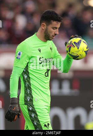 Torino, 4th gennaio 2023. Lorenzo Montipo di Hellas Verona durante la Serie A match allo Stadio Grande Torino, Torino. L'immagine di credito dovrebbe essere: Jonathan Moskrop / Sportimage Foto Stock