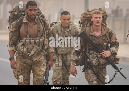 Da sinistra a destra, SPC. Eric Whiteside, 1st Combined Arms Battalion, 163rd Cavalry Regiment, Command Sgt. Major Jacinto Garza, Senior Enlisted Advisor, U.S. Army Central e Stephen Talbot, 1-163° CAB, conducono la parte di marzo del Ruck della gara di miglior squadra ARCENT 2022 a Camp Arifjan, Kuwait, 6 maggio 2022. BSC 2022 misura le capacità delle squadre di eseguire sfide fisiche e mentali come un team coeso. Foto Stock