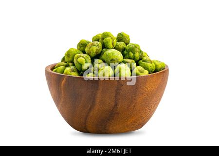 Vista dei piselli verdi rivestiti di wasabi secchi e croccanti in una ciotola di legno. Foto Stock