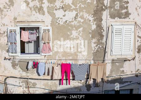 Vestiti appesi su una linea di lavaggio attraverso una strada durante il giorno di sole a Dubrovnik, Croazia, il 5 gennaio 2023. Foto: Grgo Jelavic/PIXSELL Foto Stock