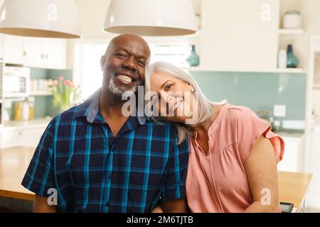 Ritratto di felice anziano coppia diversa sorridente Foto Stock