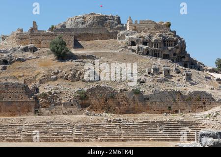 Rovine e tombe di Tlos, un'antica città Licia, Seydikemer, Mugla, Turchia. La tomba Licia reale della dinastia Bellerophon nella città antica. Liciano Foto Stock