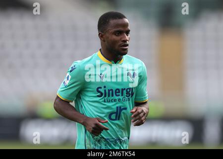 Torino, 4th gennaio 2023. Sì Kallon di Hellas Verona durante la Serie A match allo Stadio Grande Torino, Torino. L'immagine di credito dovrebbe essere: Jonathan Moskrop / Sportimage Foto Stock