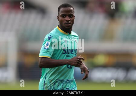 Torino, 4th gennaio 2023. Sì Kallon di Hellas Verona durante la Serie A match allo Stadio Grande Torino, Torino. L'immagine di credito dovrebbe essere: Jonathan Moskrop / Sportimage Foto Stock