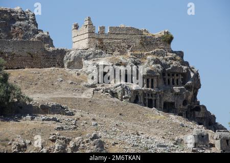 Rovine e tombe di Tlos, un'antica città Licia, Seydikemer, Mugla, Turchia. La tomba Licia reale della dinastia Bellerophon nella città antica. Liciano Foto Stock