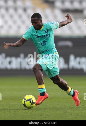 Torino, 4th gennaio 2023. Sì Kallon di Hellas Verona durante la Serie A match allo Stadio Grande Torino, Torino. L'immagine di credito dovrebbe essere: Jonathan Moskrop / Sportimage Foto Stock