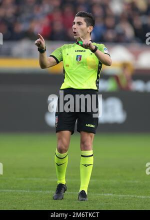 Torino, 4th gennaio 2023. Il Referee Federico Dionisi reagisce durante la Serie A allo Stadio Grande Torino. L'immagine di credito dovrebbe essere: Jonathan Moskrop / Sportimage Foto Stock