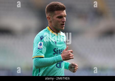 Torino, 4th gennaio 2023. Darko Lazovic di Hellas Verona durante la Serie A match allo Stadio Grande Torino, Torino. L'immagine di credito dovrebbe essere: Jonathan Moskrop / Sportimage Foto Stock