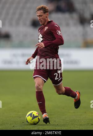 Torino, 4th gennaio 2023. Mergim Vojvoda del Torino FC durante la Serie A match allo Stadio Grande Torino, Torino. L'immagine di credito dovrebbe essere: Jonathan Moskrop / Sportimage Foto Stock