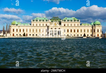 Complesso Belvedere con palazzo superiore e bacino d'acqua a Vienna, Austria Foto Stock