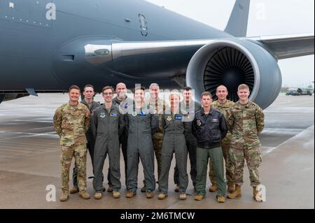 L'equipaggio della 22nd Air Refueling Wing, volo di 24 ore, posa per una foto di gruppo il 5 maggio 2022 alla base dell'aeronautica militare McConnell, Kansas. L'equipaggio ha scattato una foto di gruppo prima di imbarcarsi in una sortie di 24 ore in una KC-46A Pegasus, completando il volo più lungo dell'Air Mobility Command. Foto Stock