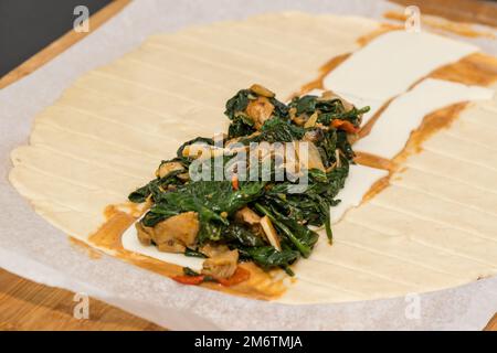 vegan wellington, pasta sfoglia, formaggio vegano, spinachs Foto Stock