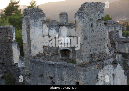 Stufa in pietra con camino. casa in rovina. Kayaköy, Stone Village, Ghost Village, villaggio greco abbandonato a Türkiye. Fethiye Kayaköy case in pietra e RU Foto Stock