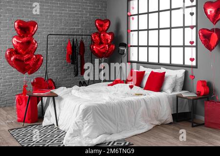 Interno della camera da letto con abiti e palloncini per San Valentino Foto  stock - Alamy