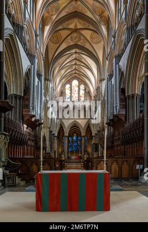 Vista sull'altare e sulla navata centrale all'interno della storica cattedrale di Salisbury Foto Stock
